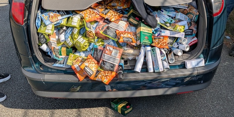 POL-OS: Osnabrück/Hellern: Polizei stoppt mutmaßliche Ladendiebe - Kofferraum voller Markenware (Foto) - Foto: presseportal.de