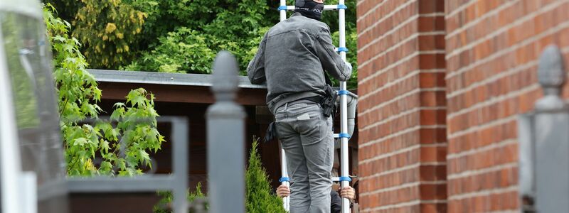Die Festgenommenen stehen im Verdacht, Mitglieder beziehungsweise Unterstützer einer rechtsextremistischen terroristischen Vereinigung zu sein. Der jüngste von ihnen ist 14 Jahre alt. - Foto: Bernd Wüstneck/dpa