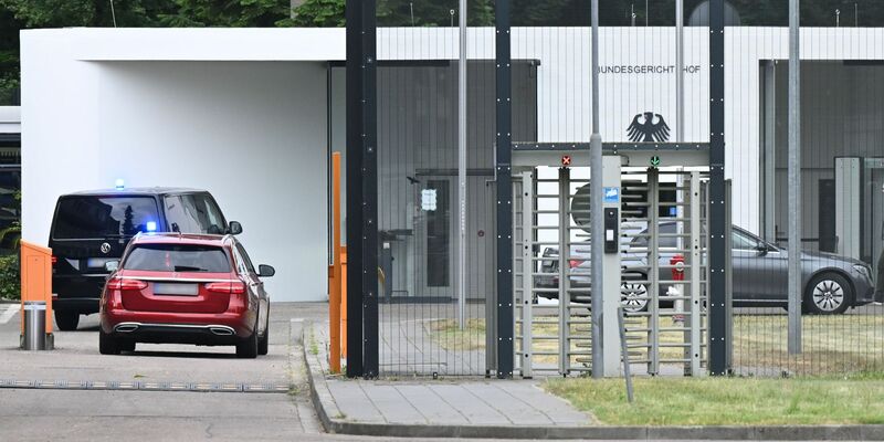Die Bundesanwaltschaft ließ die Jugendlichen festnehmen und nach Karlsruhe bringen. - Foto: Uli Deck/dpa