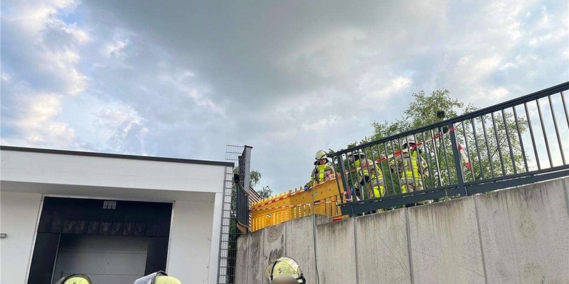 POL-D: Angermund - Auto durchbricht Brüstung und stürzt mehrere Meter tief - Mutmaßlich internistischer Notfall - Fahrer schwer verletzt - Foto: presseportal.de