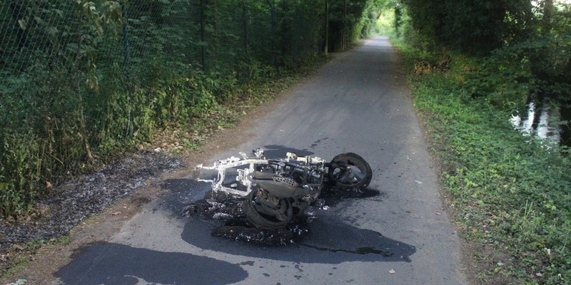 POL-DN: Gestohlener Roller ausgebrannt auf Feldweg aufgefunden - Foto: presseportal.de