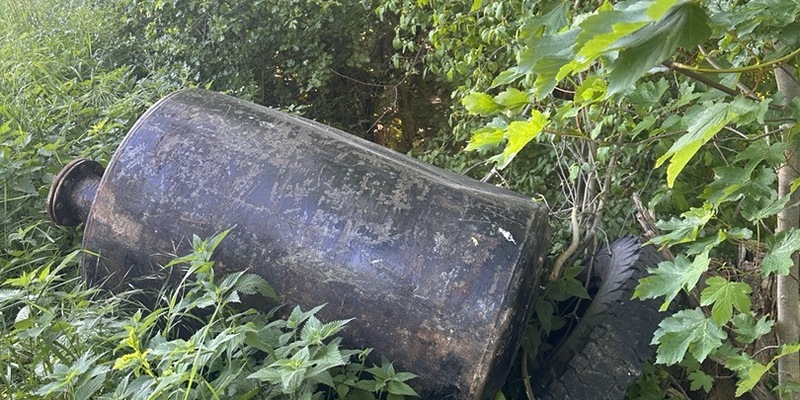 POL-HI: Heizöltank illegal in der Natur entsorgt - Foto: presseportal.de