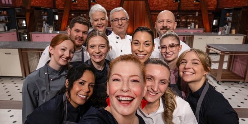 Jennifer Valentina Rowena Benjamin Bettina Schliephake-Burchardt Günther Koerffer Enie van de Meiklokjes Christian Hümbs Theresa Joana Larissa Caro Das grosse Backen - Die Profis - Foto: Joyn/Claudius Pflug, presseportal.de