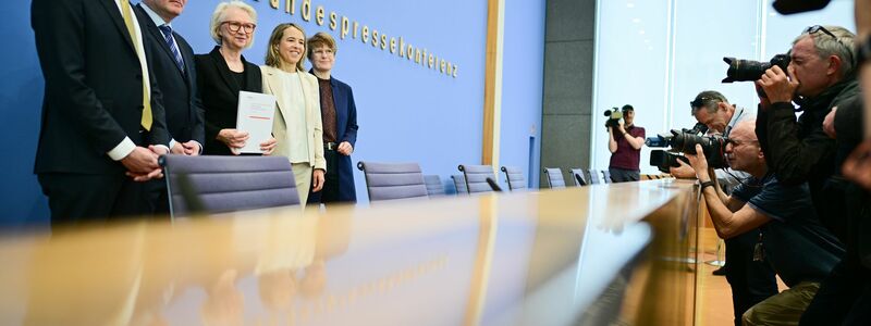 Die Wirtschaftsweisen Martin Werding (v.l.), Achim Truger, Monika Schnitzer (Vorsitzende), Ulrike Malmendier und Veronika Grimm haben keine guten Nachrichten für die Regierung. - Foto: Sebastian Christoph Gollnow/dpa