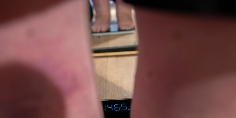 Bei einer Aktion des türkischen Gesundheitsministeriums werden Menschen an öffentlichen Plätzen gewogen. (Archivbild) - Foto: Pia Bayer/dpa