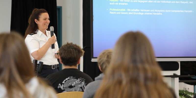POL-OF: Cops im Dialog - Polizei und Schulen im Austausch an der Kopernikusschule - Foto: presseportal.de