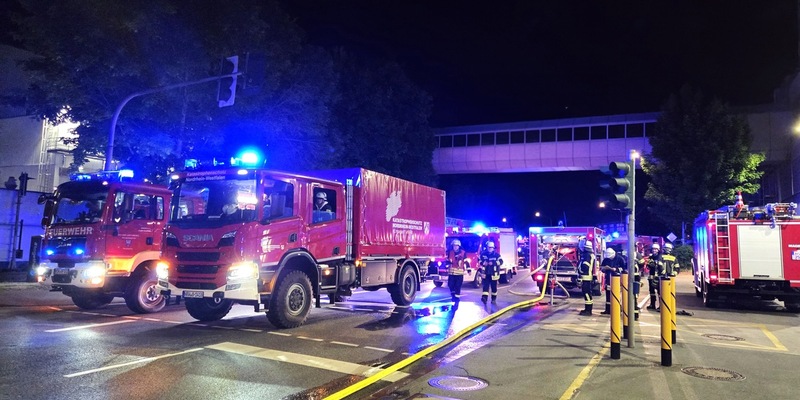 FW-AR: Chemieunfall in einer Produktion für Hygienepapier - Nächtlicher Großeinsatz der Feuerwehr Arnsberg - Foto: presseportal.de