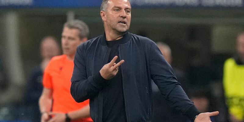 Hat seinen Vertrag bis 2027 verlängert: Hansi Flick. - Foto: Luca Bruno/AP/dpa