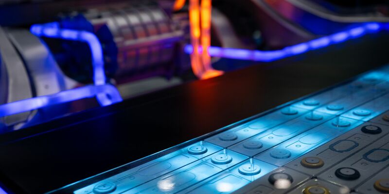 Eine schnellladende Batterie des chinesischen Herstellers CATL auf der Automesse IAA 2023. CATL hat seine Patentanmeldungen in der Batteriechnik stark gesteigert. (Archiv) - Foto: Sven Hoppe/dpa