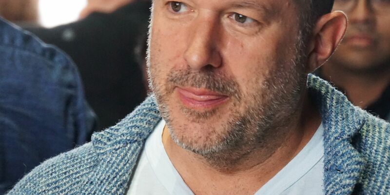 Jony Ive hat die Firma io mitgegründet, nachdem er Apple verlassen hatte. (Archivbild) - Foto: Christoph Dernbach/dpa