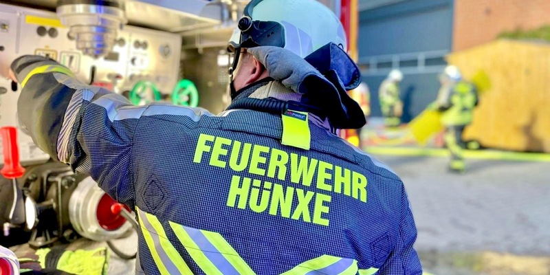 FW Hünxe: Heuballen brennen in Scheune, Anwohner reagieren umsichtig - Foto: presseportal.de
