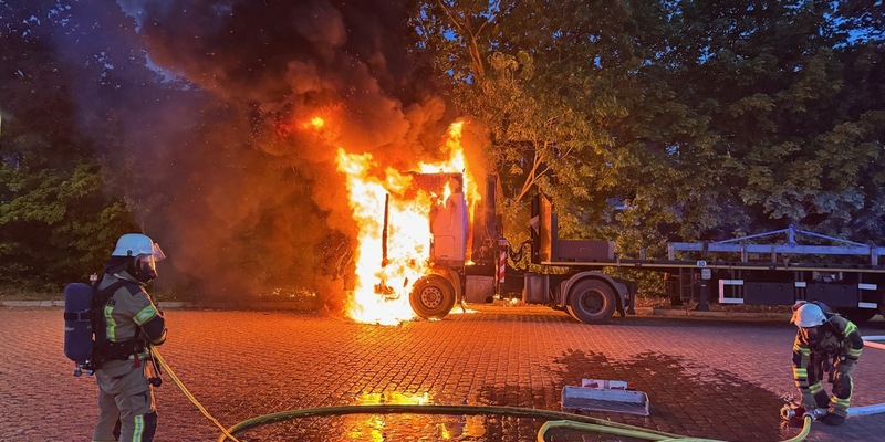 FW Bremerhaven: LKW Brand - Foto: presseportal.de