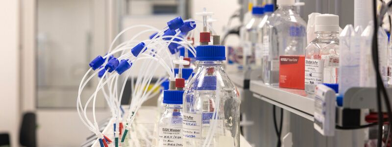 Tüffteln im Labor: Die Chemie- und Pharmaindustrie gibt so viel für Forschung aus wie nie zuvor (Archivbild) - Foto: Helmut Fricke/dpa