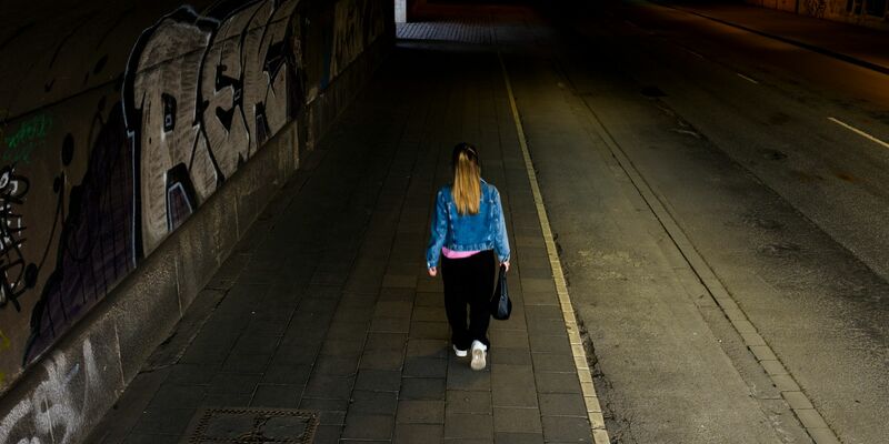 Frauen fühlen sich im öffentlichen Raum häufiger unsicher als Männer. - Foto: Christoph Reichwein/dpa