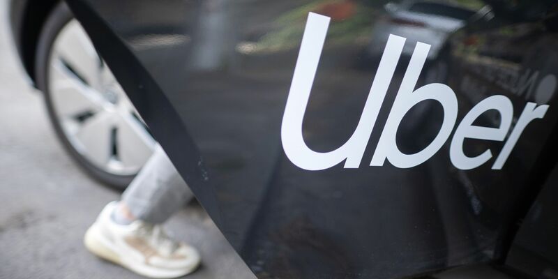 Bei Uber können Frauen eine Fahrt mit einer Fahrerin buchen - müssen dann aber etwas mehr Wartezeit in Kauf nehmen. (Symbolbild) - Foto: Sebastian Gollnow/dpa