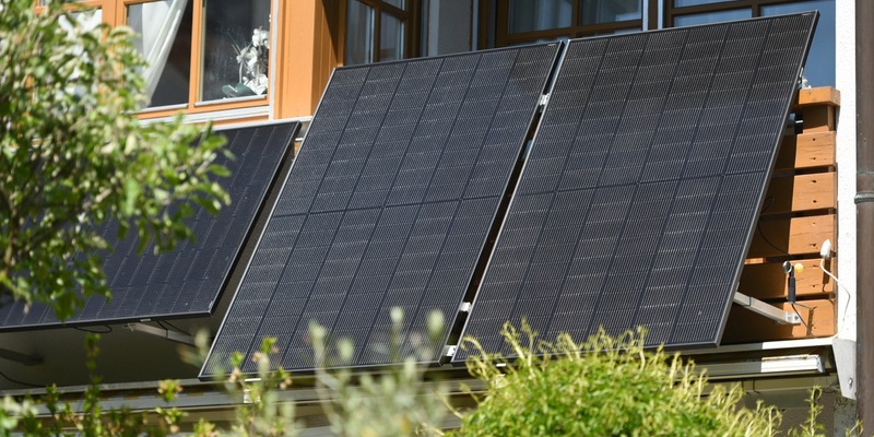 Balkon-Solaranlagen sicher nutzen: Tipps von TÜV SÜD - Foto: presseportal.de