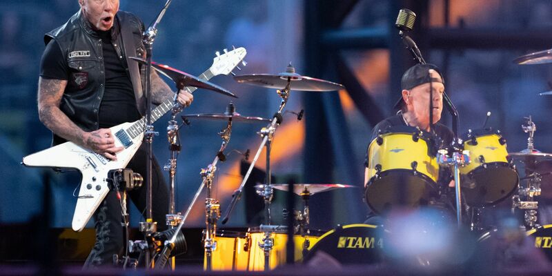 James Hetfield (l), Sänger und Gitarrist, und Lars Ulrich, Schlagzeuger, von der US-Metal-Band Metallica stehen im Münchner Olympiastadion auf der Bühne.  - Foto: Sven Hoppe/dpa