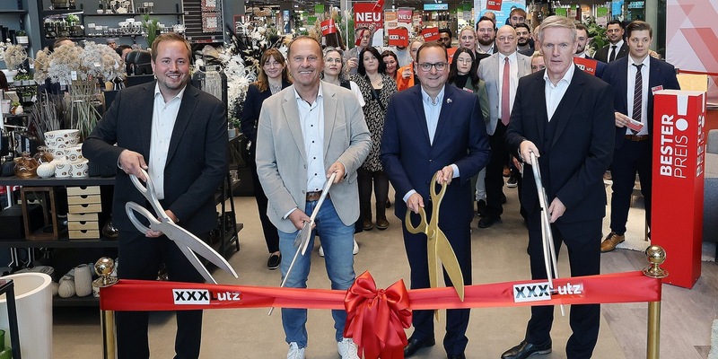 Einrichtungshaus der Extraklasse: Oberbürgermeister Thomas Kufen eröffnet nach dem Komplettumbau den neuen XXXLutz in Essen - Foto: presseportal.de