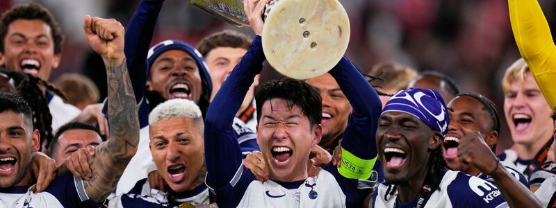 Kapitän Heung-Min Son bejubelt seine erste Trophäe mit Tottenham Hotspur. - Foto: Manu Fernandez/AP/dpa