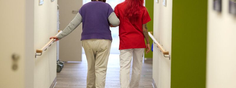 Auch Unterkunft und Verpflegung in Pflegeheimen werden teurer. (Archivbild)  - Foto: Bernd Thissen/dpa