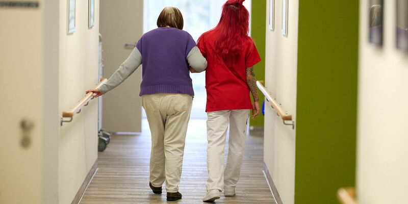 Die Kosten für die Altenpflege werden weiter steigen. - Foto: Bernd Thissen/dpa