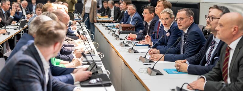 Die AfD macht demonstrativ eine Probesitzung im ehemaligen FDP-Sitzungssaal, um zu zeigen, wie eng es ist.  - Foto: Michael Kappeler/dpa