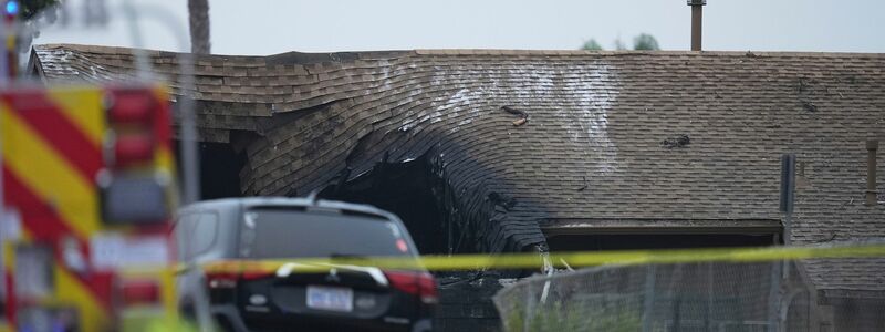 Häuser wurden bei dem Absturz in Brand gesetzt.  - Foto: Gregory Bull/AP/dpa