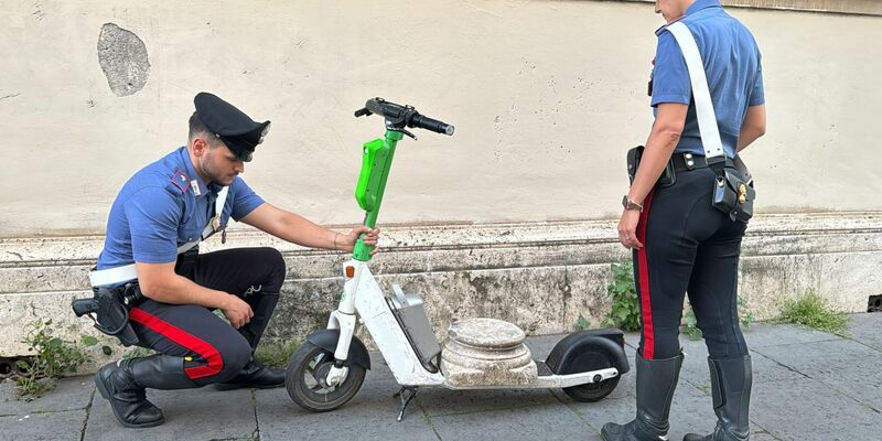 Zwei Carabinieri begutachten den Marmorsockel auf einem elektrischen Leihroller. - Foto: ---/Comando Generale Dell’arma Dei/dpa