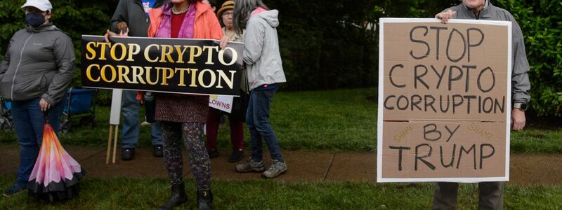 Das Krypto-Dinner mit dem Präsidenten stößt auf Kritik und wird von Protesten begleitet.  - Foto: Rod Lamkey/FR172078/AP/dpa