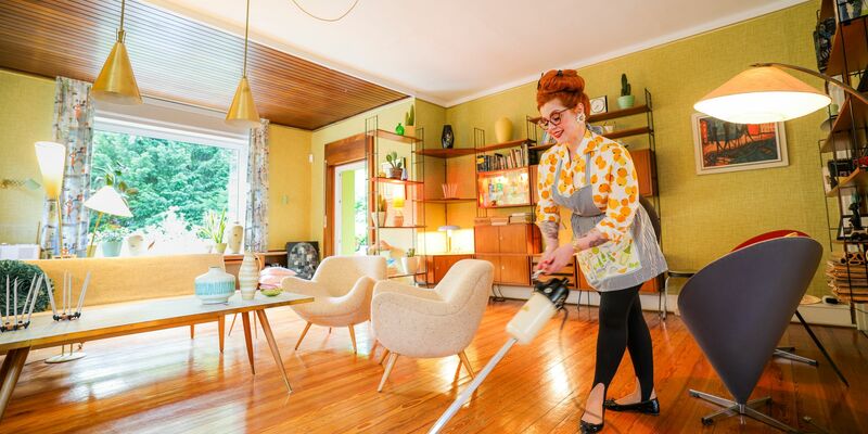 In ihrem Salon entstehen Frisuren wie in den 60ern.  - Foto: Christoph Reichwein/dpa