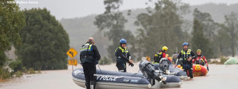 Die Retter sind vor allem mit Schlauchbooten im Einsatz. - Foto: NSW Police/AP/dpa