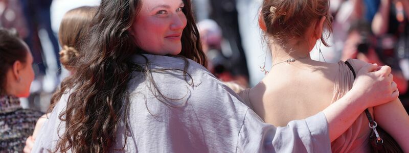 Mascha Schilinski bei der Premiere ihres Films in Cannes. - Foto: Lewis Joly/Invision via AP/dpa