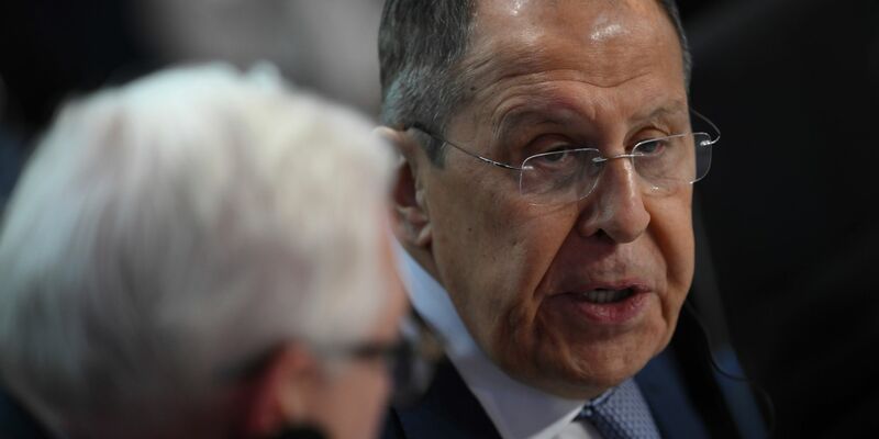 Der russische Außenminister Sergej Lawrow bezweifelt, dass der Vatikan Ort für Ukraine-Friedensverhandlungen sein kann. (Archivbild) - Foto: Mauro Pimentel/AFP Pool/dpa