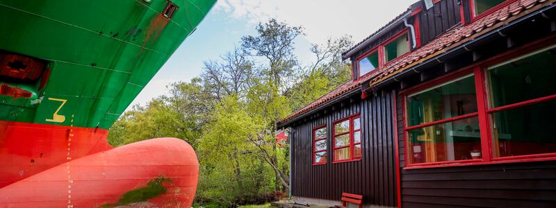 Das Schiff verfehlte das Haus nur um wenige Meter. - Foto: Jan Langhaug/NTB/dpa