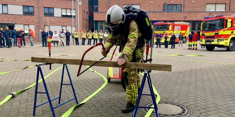 FW Ratingen: Mit Haltung und Herz - Brandamtsrat Jan Neumann verabschiedet sich in den Ruhestand - Foto: presseportal.de