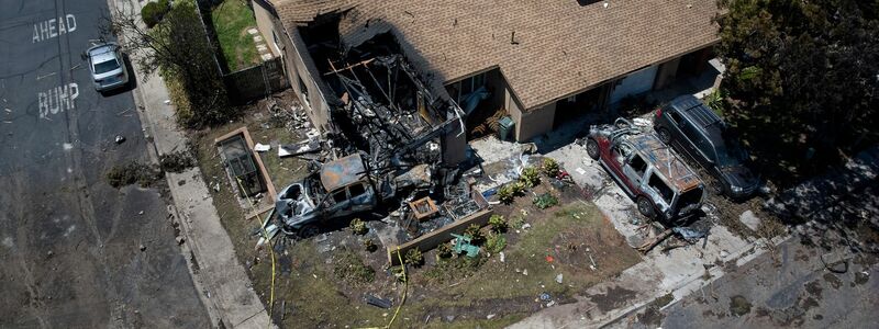 Tödlicher Kleinflugzeugabsturz in einem Wohngebiet im südkalifornischen San Diego. - Foto: William Liang/AP/dpa