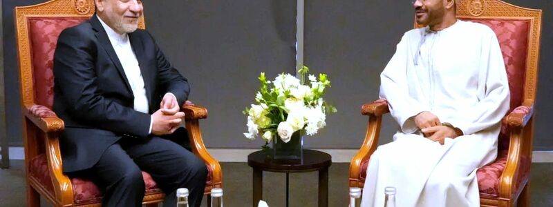 Für den Iran verhandelt Außenminister Araghtschi (l), Omans Außenminister al-Busaidi (r) vermittelt. (Archivbild) - Foto: Uncredited/Iranian Foreign Ministry via AP/dpa