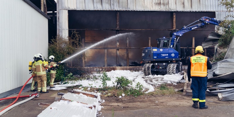 FW Dresden: Brand in Recyclingunternehmen: Lageupdate 14:00 Uhr - Foto: presseportal.de