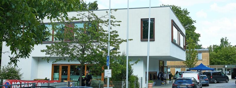 Der 13-Jährige soll einen 12-jährigen Mitschüler in einer Grundschule in Berlin-Spandau lebensgefährlich verletzt haben.  - Foto: Jörg Carstensen/dpa