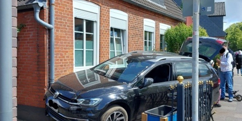 POL-NMS: 250523-2-pdnms PKW fährt in Haus in Gettorf, Zeugen gesucht - Foto: presseportal.de