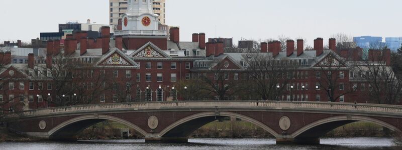 Die Harvard University in Cambridge in der Nähe von Boston (Massachusetts) an der US-Ostküste zählt zu den renommiertesten Hochschulen der Welt. (Archivbild) - Foto: Charles Krupa/AP/dpa