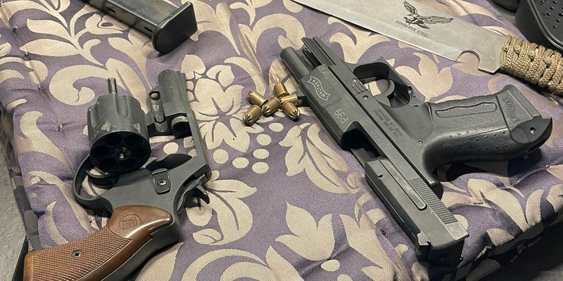 HZA-K: Zoll findet Machete, Schreckschusswaffen, illegale Potenzmittel und unversteuerte Zigaretten sowie Vapes in Sonnenstudio / anonymer Hinweis führt zu gezielter Kontrolle in Niederkassel - Foto: presseportal.de