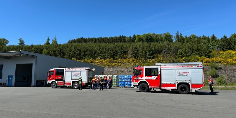 FW-OE: Jugendfeuerwehr übt den Ernstfall bei Gerätebau Linn in Lennestadt-Oedingen - Foto: presseportal.de