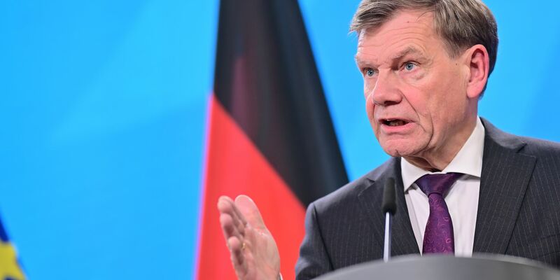 Bundesaußenminister Johann Wadephul (CDU) warnt Konsequenzen eines Zollstreits mit den USA.  - Foto: Sebastian Christoph Gollnow/dpa