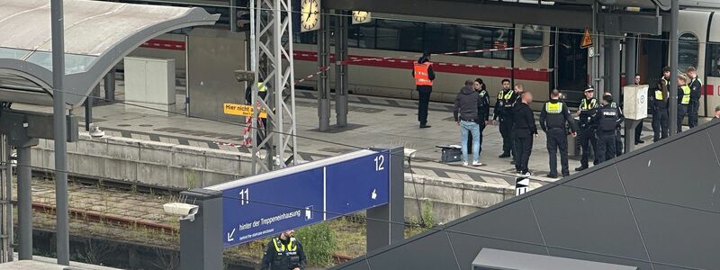 Auch außerhalb des Hauptbahnhofs sind Polizei und Rettungskräfte im Großeinsatz. - Foto: Steven Hutchings/dpa