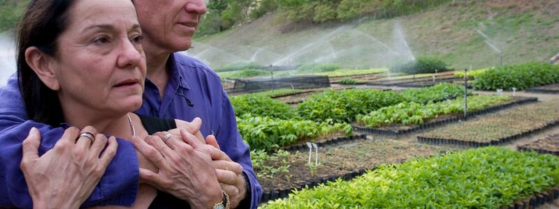 Gemeinsam mit seiner Frau Lelia Wanick Salgado forstete Sebastião Salgado die Farm seiner Eltern auf und setzte sich für Naturschutz ein. - Foto: Ricardo Beliel/Instituto Terra/Taschen Verlag/dpa