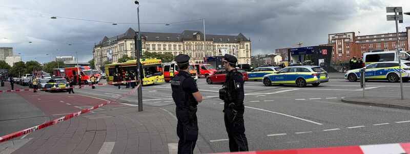 Der Hamburger Hauptbahnhof ist nach dem Messerangriff weiträumig abgesperrt. - Foto: Christian Charisius/dpa