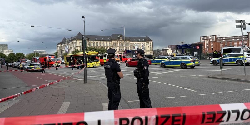 Der Hamburger Hauptbahnhof ist nach dem Messerangriff weiträumig abgesperrt. - Foto: Christian Charisius/dpa