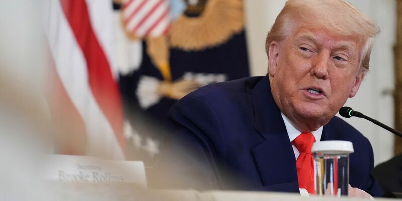 Zunächst droht US-Präsident mit neuen Zöllen, nun will er der EU mehr Zeit geben. - Foto: Jacquelyn Martin/AP/dpa