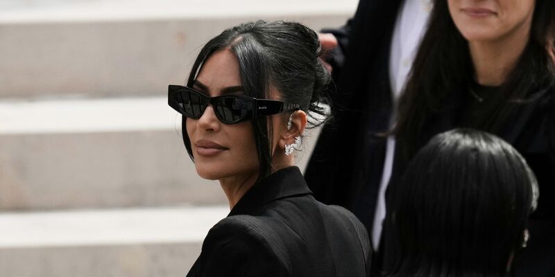 Zwei der Hauptangeklagten entschuldigten sich bei Kim Kardashian (Archivbild). - Foto: Aurelien Morissard/AP/dpa